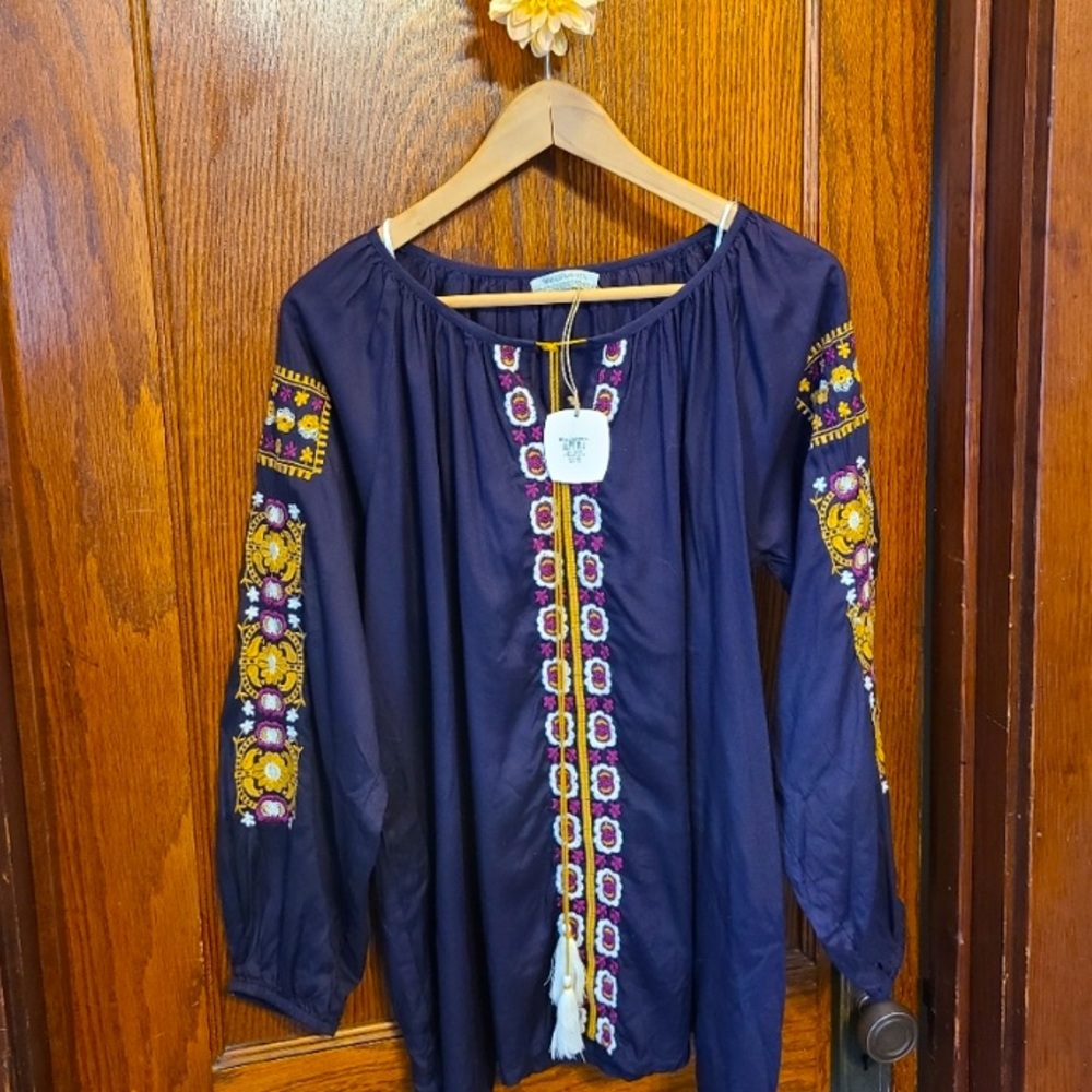 NWT Beautiful & lightweight World Market embroidered blouse women’s size S/M